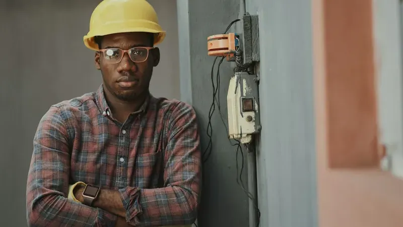 Elektrofachkraft bei der sicheren Arbeit an einer elektrischen Anlage